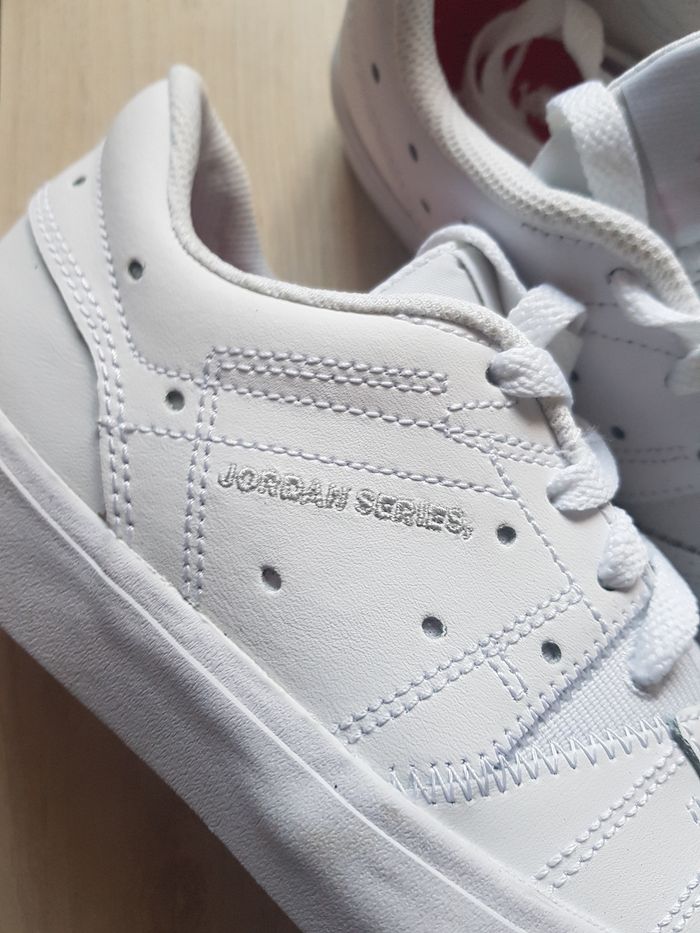 Superbe baskets Jordan blanches pointure 36,5 neuve - photo numéro 2