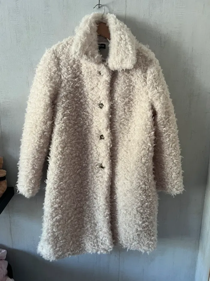 Manteau fausse fourrure beige à boutons