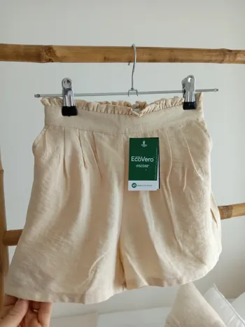 Short fluide beige taille élastique réglable 7 ans neuf