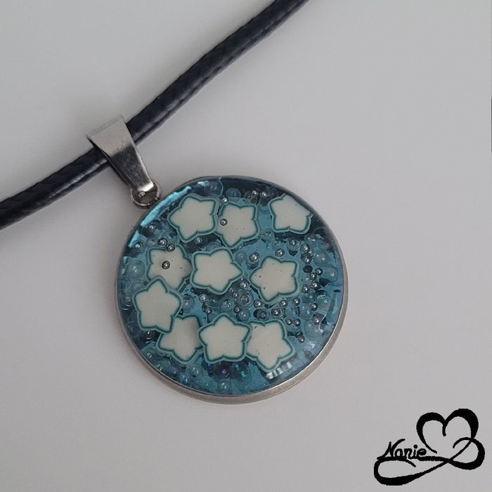 Pendentif en résine rond argenté et bleu étoilé - photo numéro 2