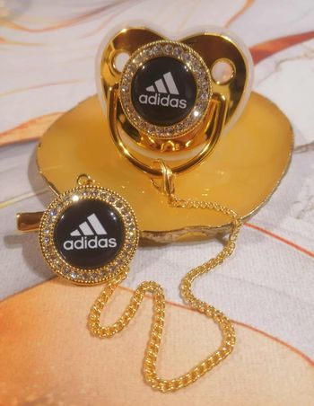 Tétine Adidas doré