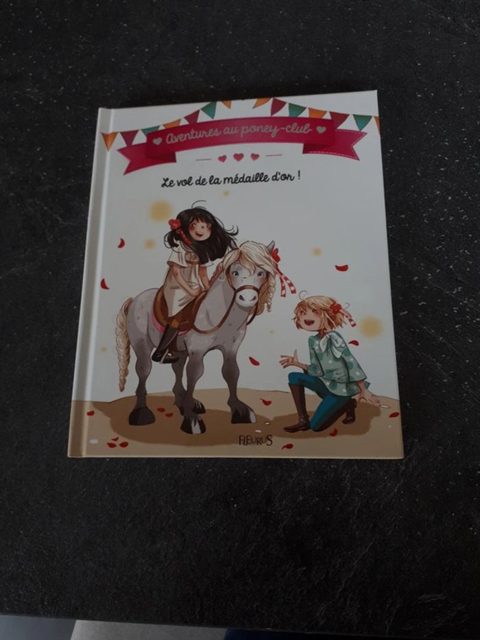 Livre état neuf aventures au poney-club, le vol de la médaille d'or