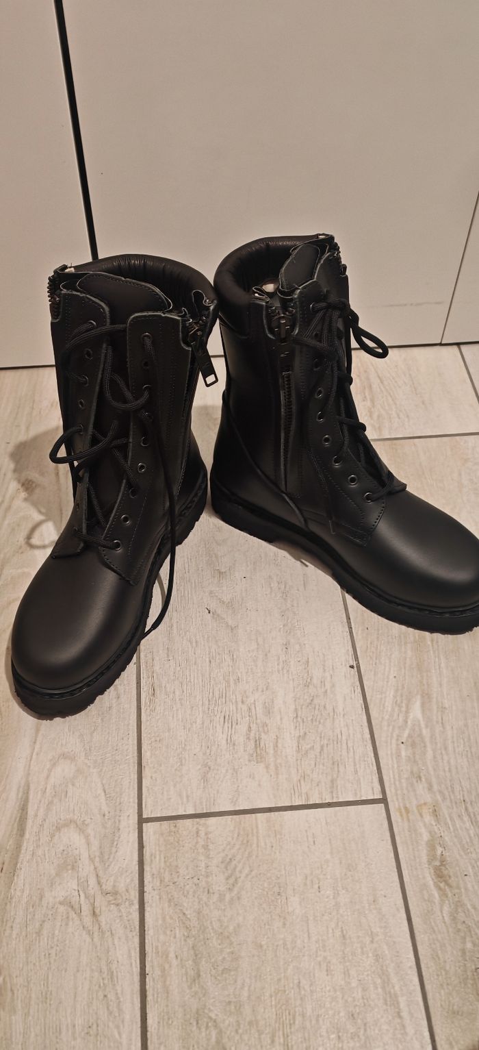 chaussures rangers neuves - photo numéro 2