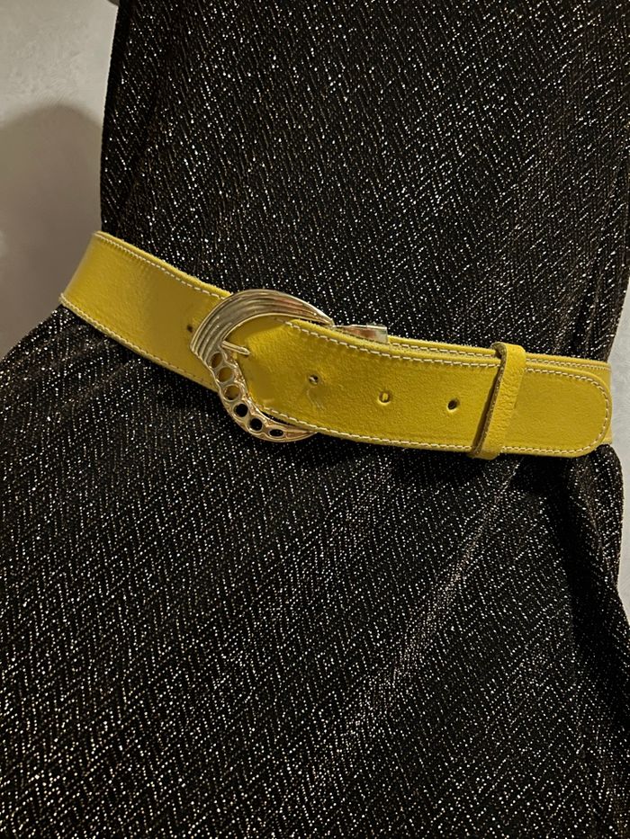 Très jolie ceinture vintage en croûte de cuir jaune