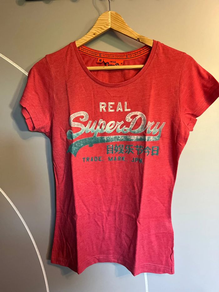 Tee Shirt Superdry rose rouge
