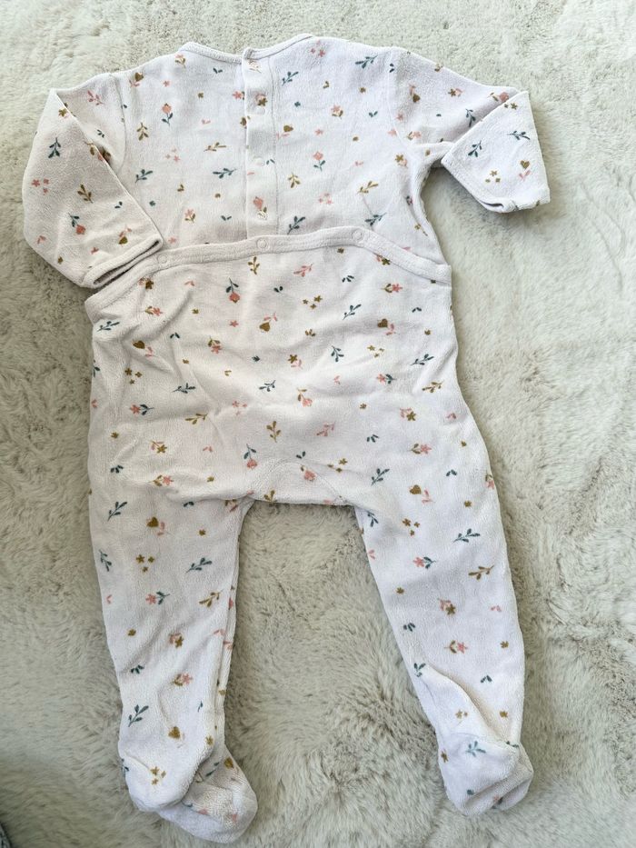 Pyjama Kiabi 12 mois fleuris velours - photo numéro 5