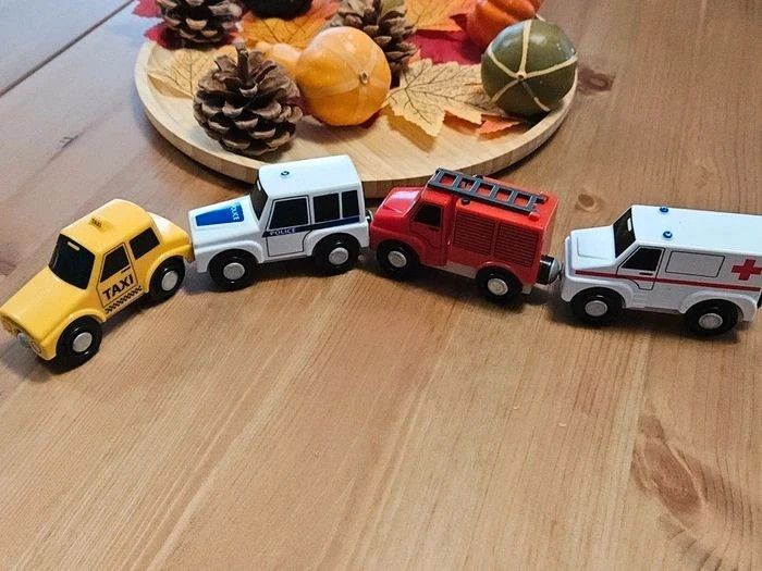 Lot de 4 véhicules en bois et plastique aimantés - photo numéro 2