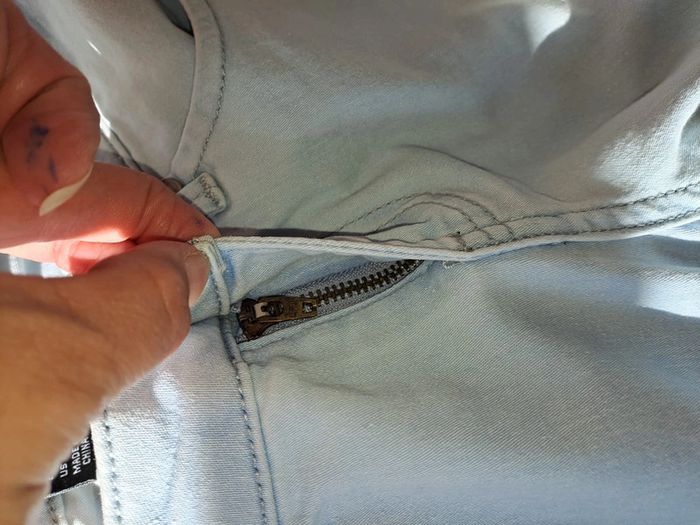 Jean femme clair slim Jennyfer 34 1 micro tâche sur une fesse - photo numéro 3