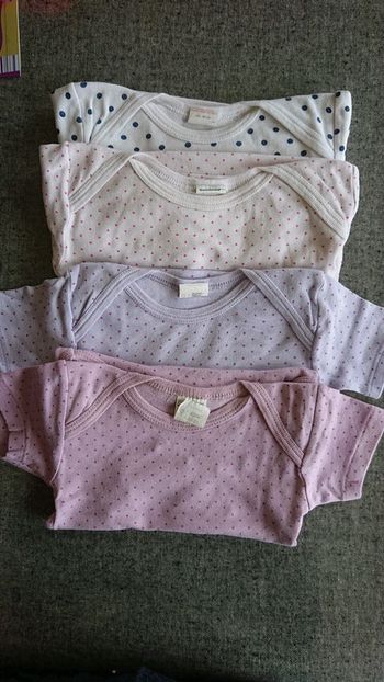 Lot de 4 bodies Absorba 18 mois