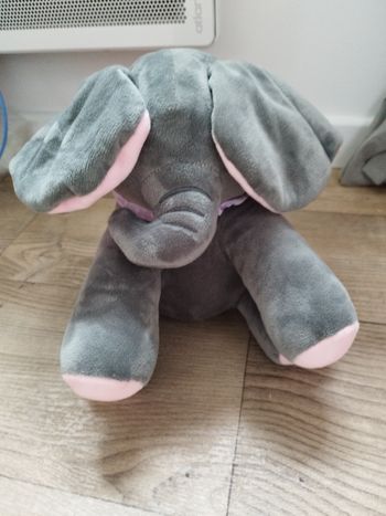 Éléphant qui chante et bouge