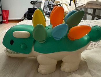 Jeu dinosaures sensoriel montessori