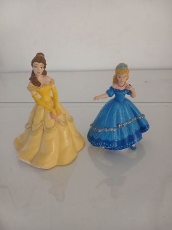 Lot de 2 figurines Princesses Disney (Belle et Cendrillon)
