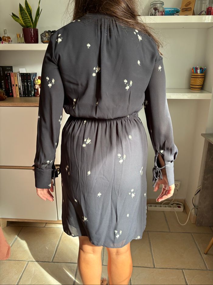 Robe bleu marine avec petits motifs de fleurs - photo numéro 2