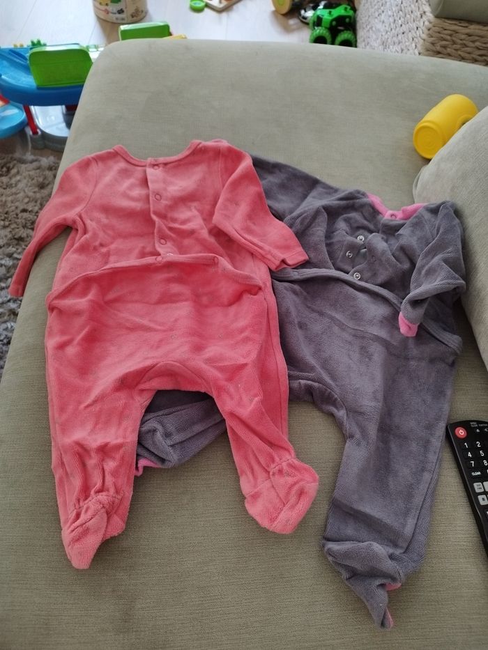 2 pyjamas grenouillères velours fille 3 mois - photo numéro 2