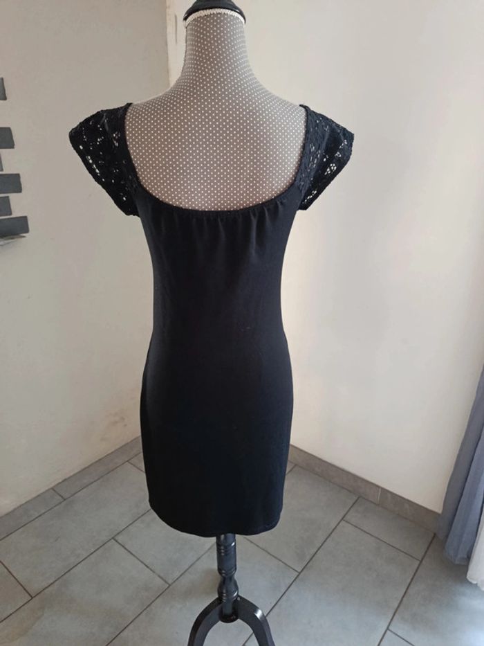 Robe noir dentelle Cache cache Taille 38 - photo numéro 4
