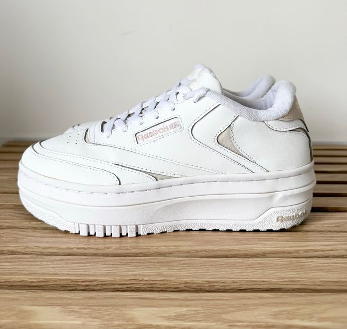 Baskets   Reebok -  Modèle Club C - Pointure  38,5 - Comme Neuves - photo numéro 2