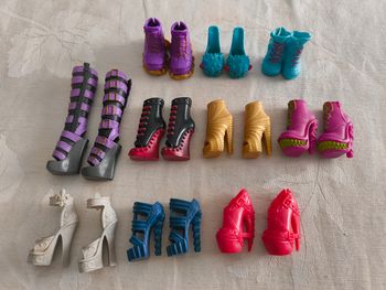 Lot chaussures poupées monster high