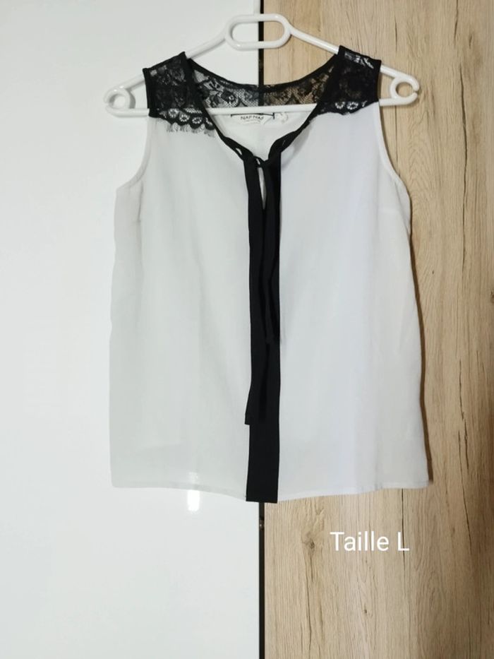 Top blanc et noir à dentelle