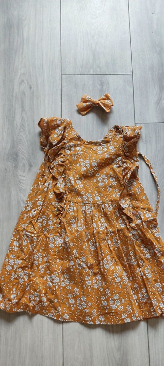 Blouse fleurie moutarde et barrette assortie