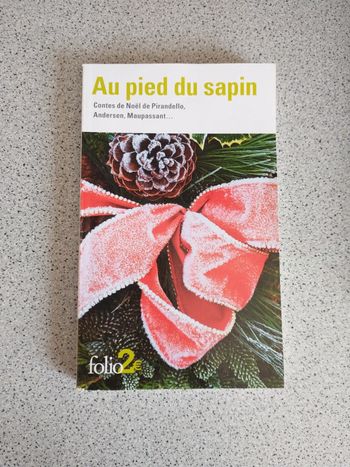 Livre au pied du sapin comptes de Noël de Pirandello Andersen Maupassant