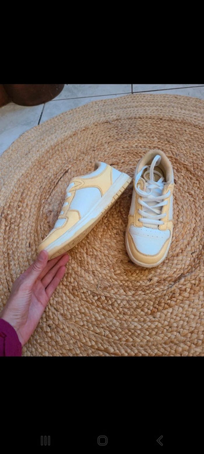 Baskets jaune et blanche - photo numéro 4
