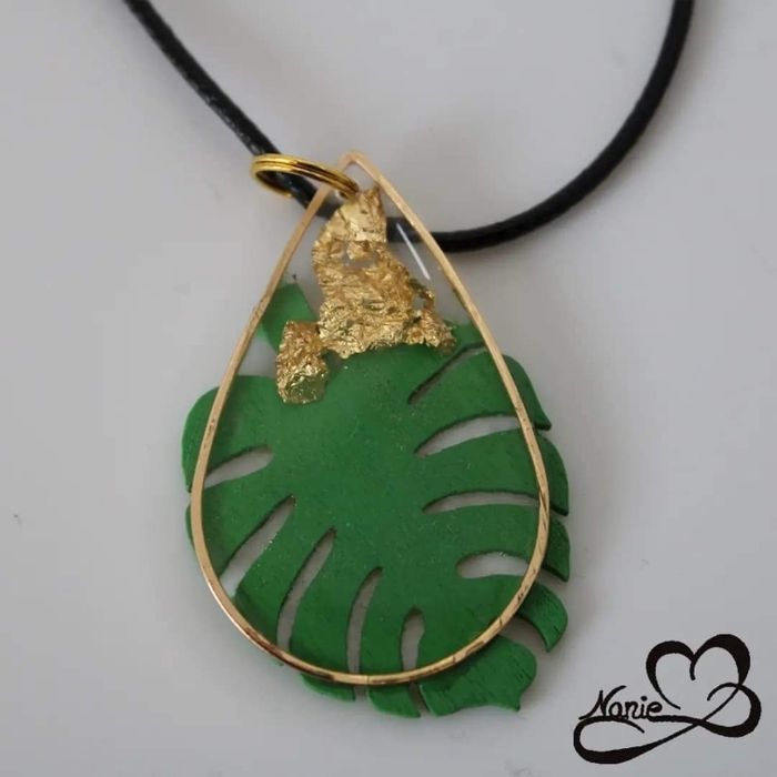 Pendentif en résine, transparent avec une feuille verte - photo numéro 2
