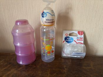 Lit pour bébé : biberon, tétines, boîte doseuse lait