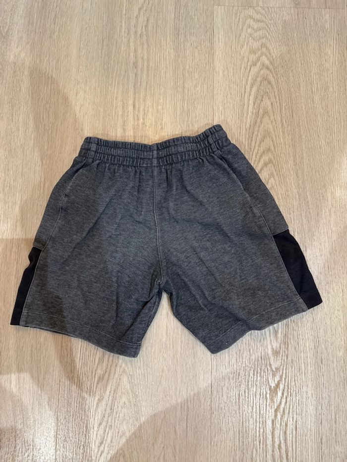 Short Nike garçon 6/7 ans - photo numéro 2