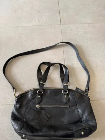 Sac à main et bandoulière en cuir Caroll, bon état mais il ya des petites traces d'usures, 33*30cm