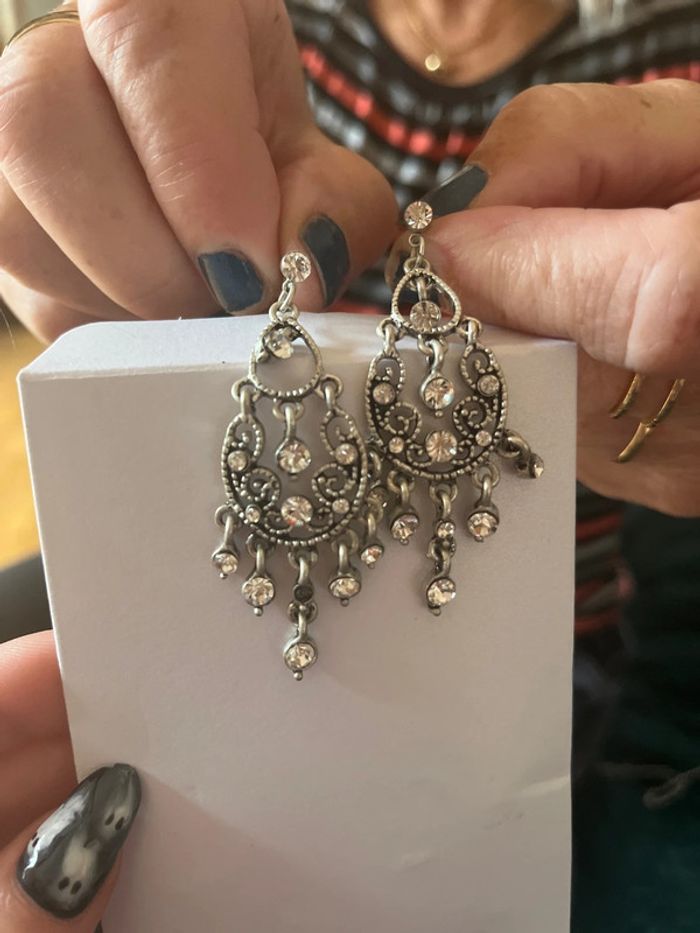 Boucle d’oreille pendante ornée de cristaux - photo numéro 2
