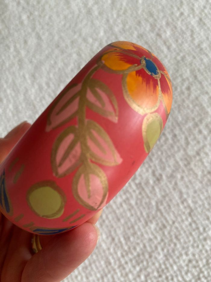 Bracelet jonc manchette en bois rose corail avec motifs fleurs peints à la main - photo numéro 11