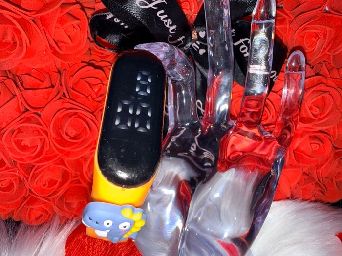 🦕 Montre connectée enfant – Bracelet orange dinosaure & écran LED ! 🦕