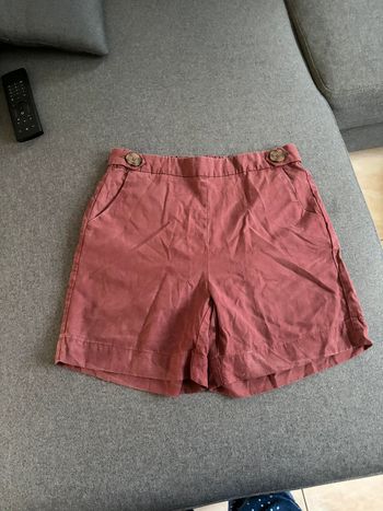 Short bordeaux avec boutons marron