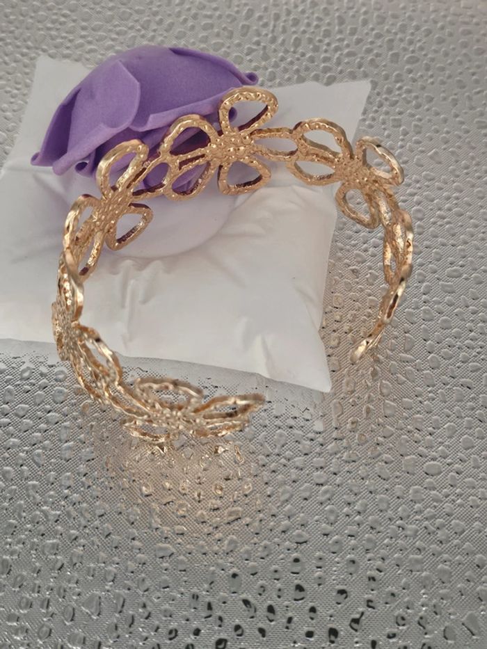 Bracelet manchette ajustable avec ses fleurs en acier inoxydable - photo numéro 4