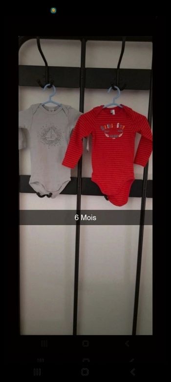 Lot de 2 bodies taille 6 mois