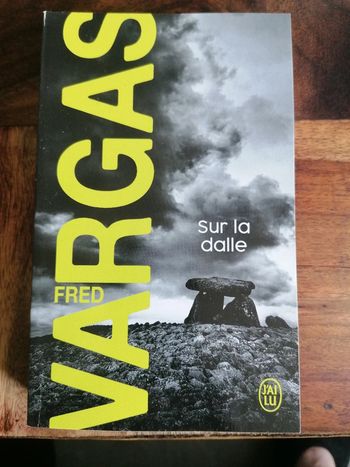 Sur la dalle Fred Vargas
