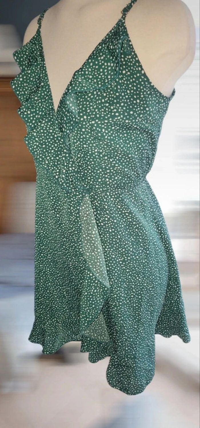 Robe portefeuille verte à pois blancs – élégante et légère, parfaite pour l’été - photo numéro 3