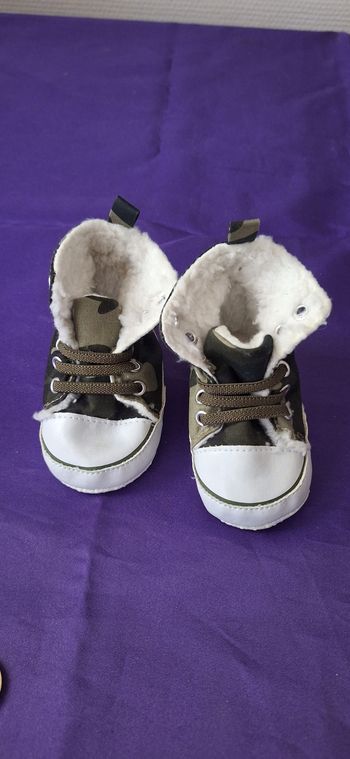 Petites chaussures kaki,style converse ,taille 18/19