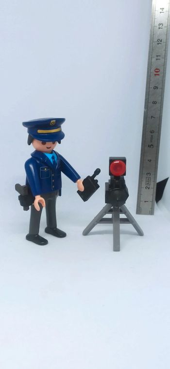 Homme policier avec radar mobile playmobil
