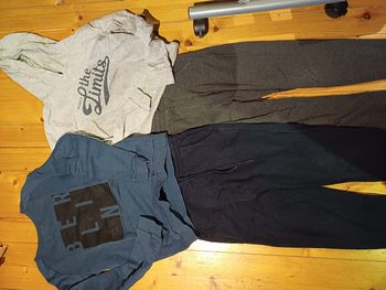 Lot xs 2 joggings et 2 sweats