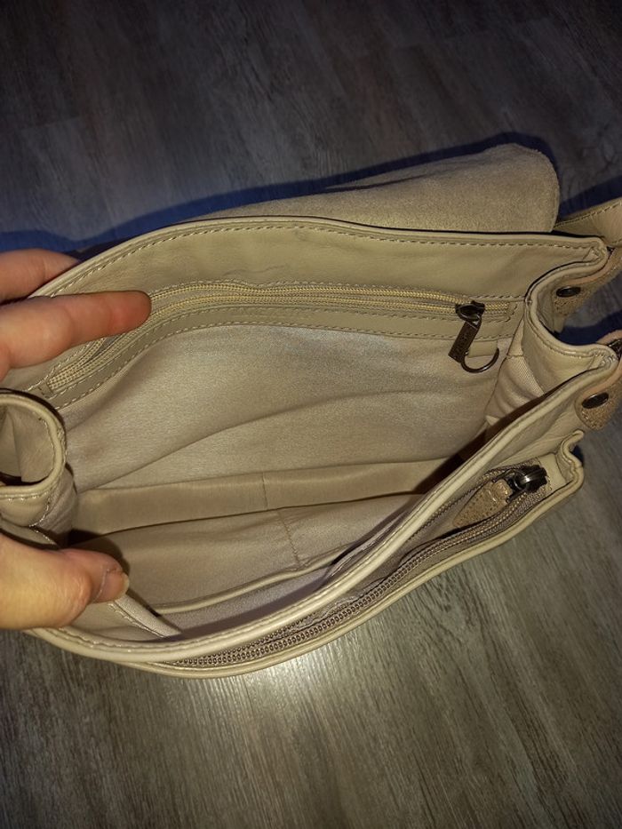 sac bandoulière lancaster en cuir beige et doré - photo numéro 5