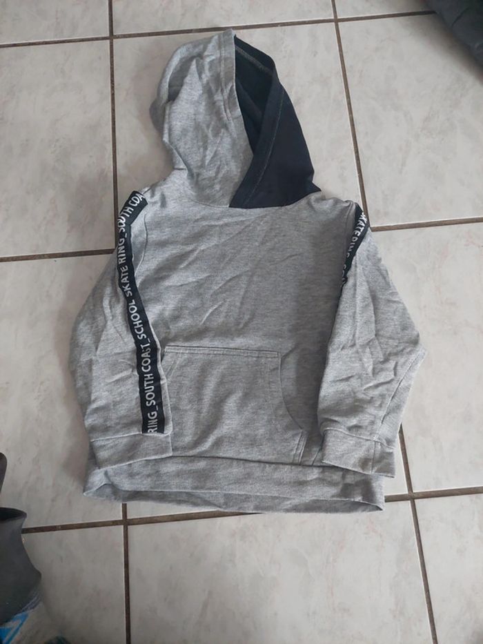 Sweat a capuche garçon 4 ans