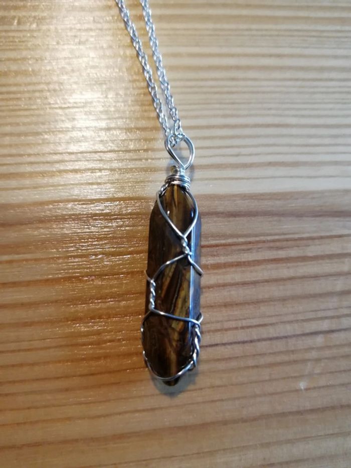 Pendentif et/ou en œil de tigre protecteur et sa chaîne argentée