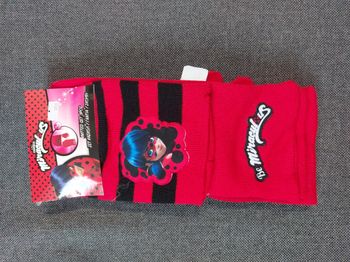 ensemble miraculous ladybug rouge et noir bonnet gants écharpe tu