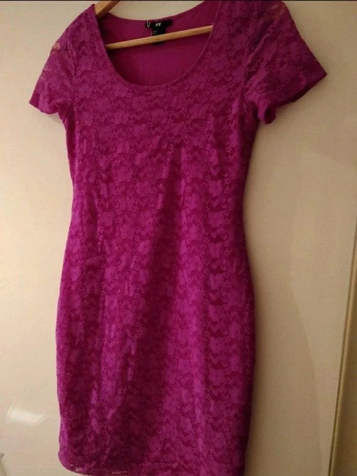 Robe moulante à dentelle fushia - photo numéro 3