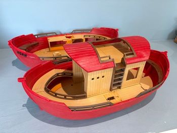 Playmobil arches de noé bateaux Une en bon état  et une autre pour pièces Manque éléments et casse