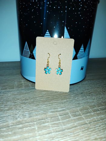 Boucles d'oreilles fleur bleue