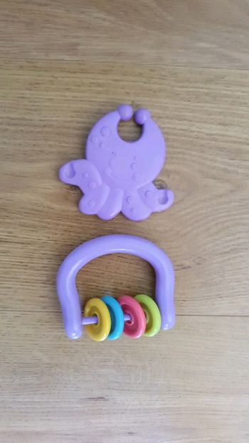 Lot hochet et anneau de dentition