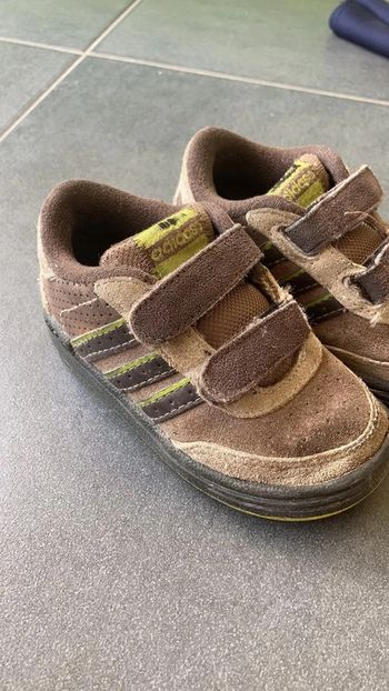 Basket Adidas à scratch taille 22