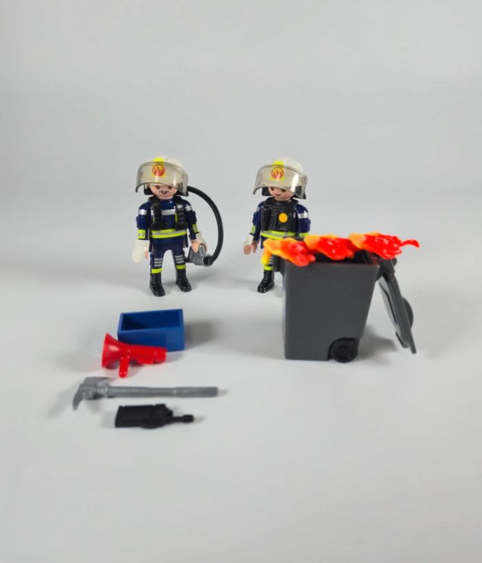 Pompiers et poubelle en feu